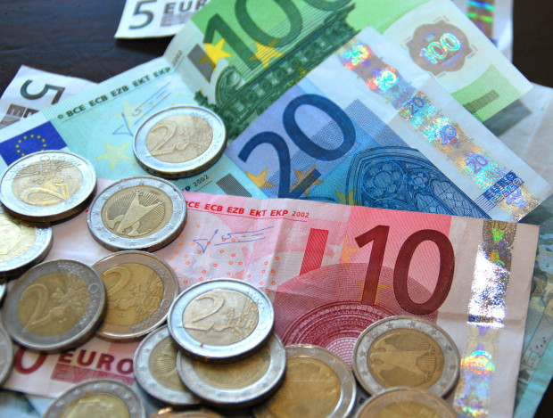 Muntgeld-briefgeld-geld-euro-betalen.-groot